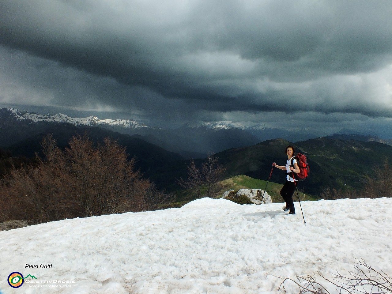 75 nuvoloni ed acquazzoni a monte !.JPG